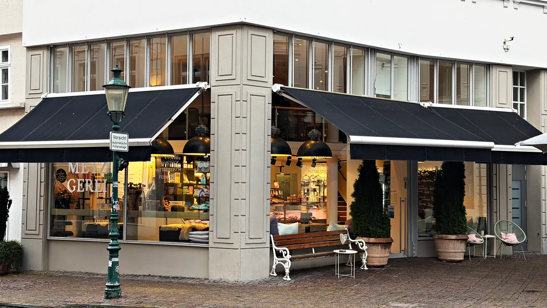 Die Stadtmetzgerei an der Ecke Karlstraße in Fulda mit Markisen und Schaufenstern