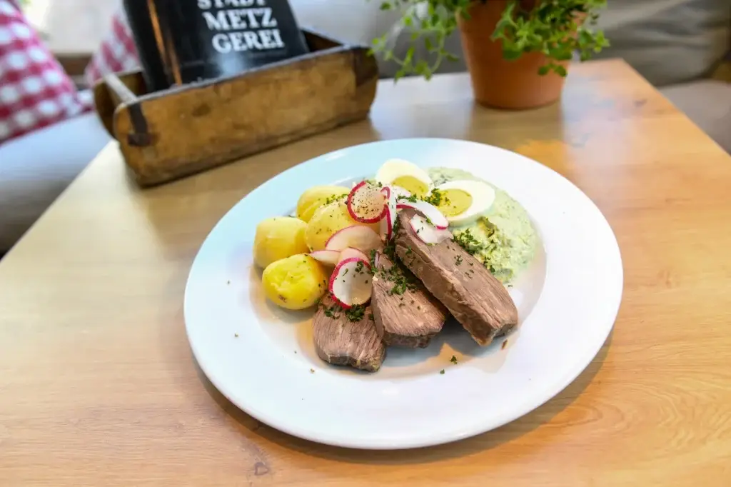 Tafelspitz mit Grüner Soße, Kartoffeln und Ei