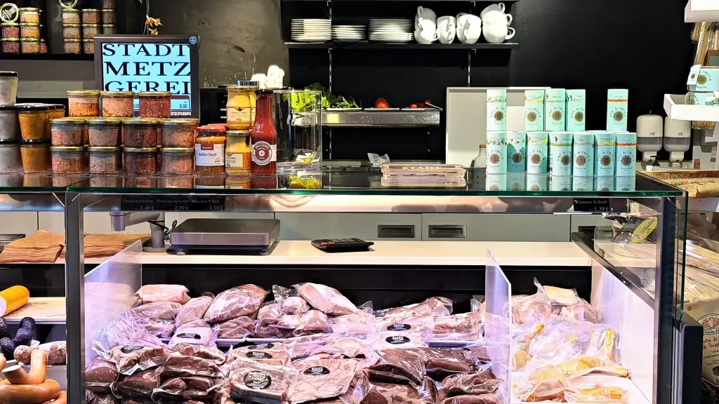 Theke der Stadtmetzgerei mit Feinkost und Fleisch